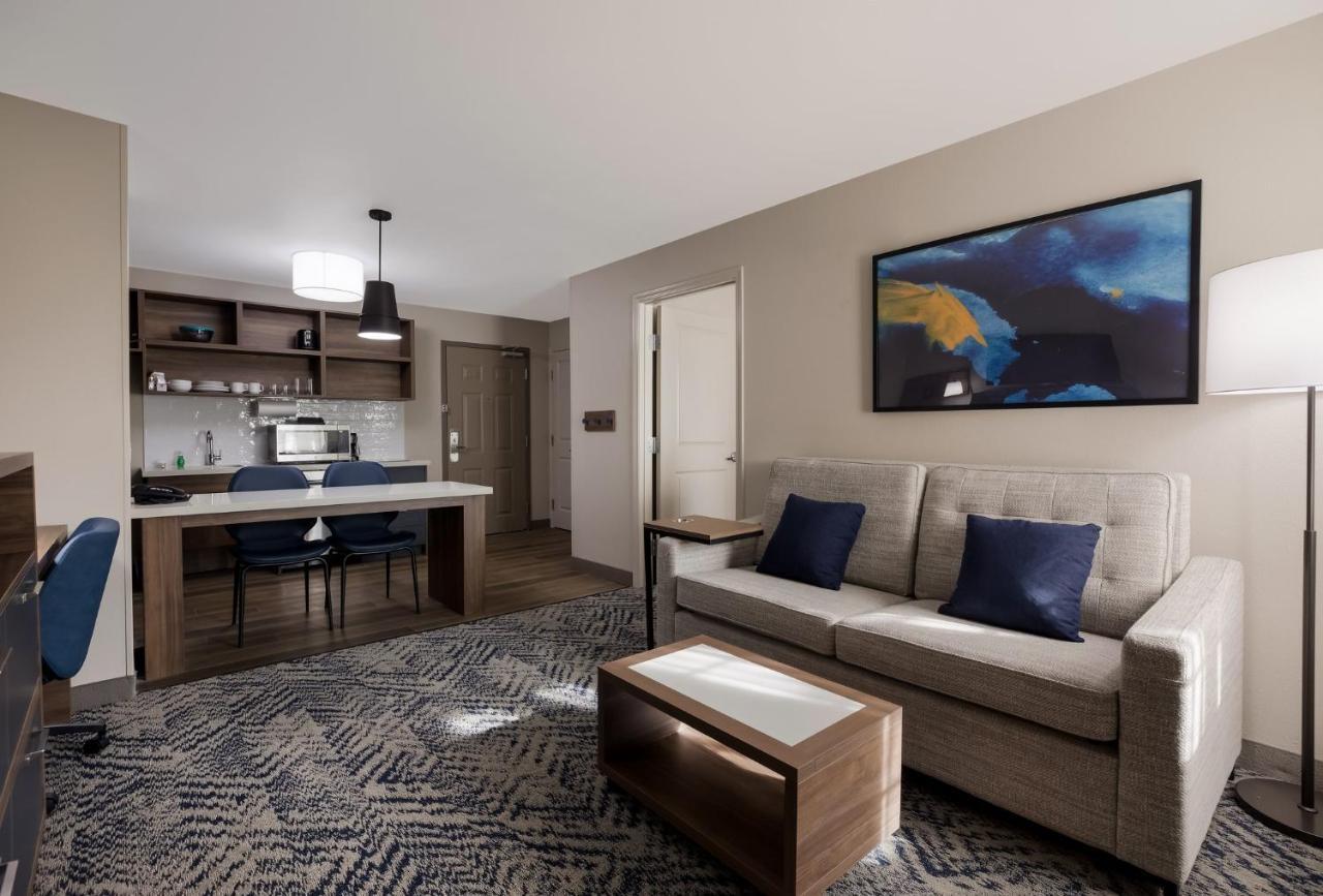 One-Bedroom Suite Tub Mobility Access