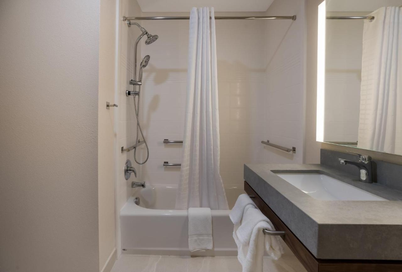 One-Bedroom Suite Tub Mobility Access