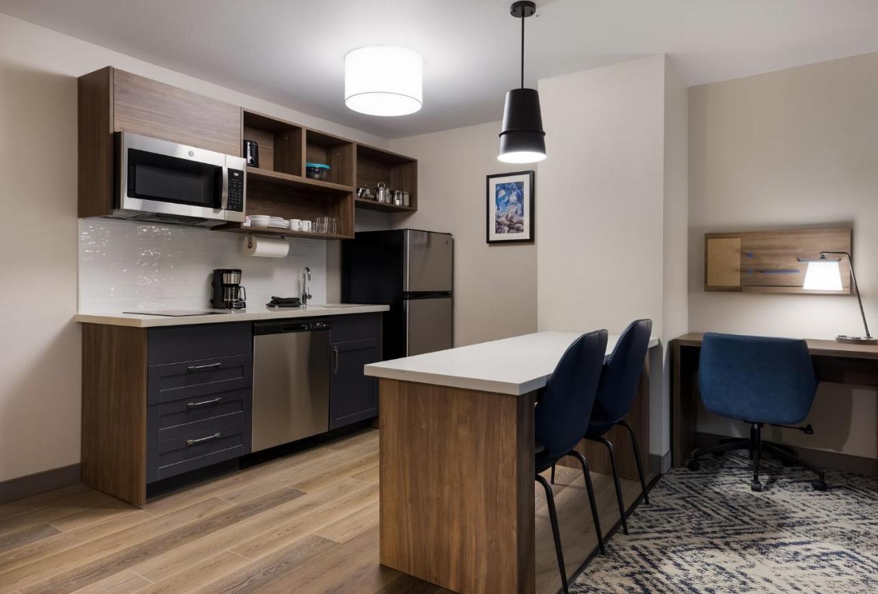 One-Bedroom Suite Dining Area