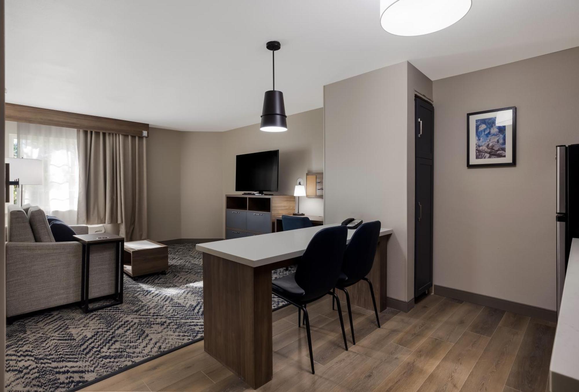 One-Bedroom Suite Tub Mobility Access